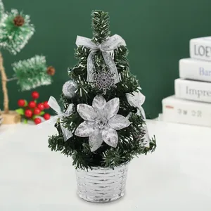 Mini sapin de Noël artificiel dans un panier argenté avec nœuds et flocons de neige déco.