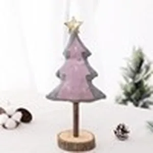 Handgefertigtes rosa Stoff-Weihnachtsbaum-Ornament auf Natursockel für Tischdekoration