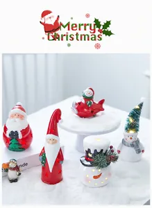 Detailreiche Weihnachtsfiguren aus Keramik mit leuchtenden Weihnachtsmann und Schneemann