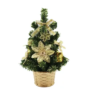 Petit sapin de Noël artificiel dans un pot doré avec des décorations dorées d'intérieur