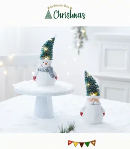 Festliche Keramik-Schneemann- und Weihnachtsmann-Figuren mit beleuchteten LED-Baumhüten