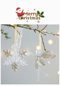 Detailaufnahme von champagnergoldenen Schneeflocken- und Feen-Weihnachtsbaumanhängern