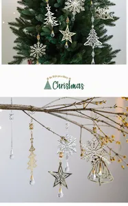 Detailansicht von metallischen Gold- und Silber-Weihnachtsschnee- und Sternanhängern
