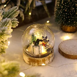 Sfera di neve natalizia a LED con base in legno, renna e pacchetto regalo