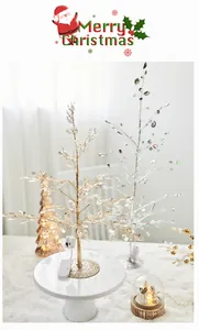 Elegante mini-kerstbomen met kristallen bladeren voor een sfeervolle tafeldecoratie.