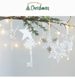 Elegante klare Glitzer-Weihnachtsanhänger an einem Kiefernzweig mit festlichem Bokeh