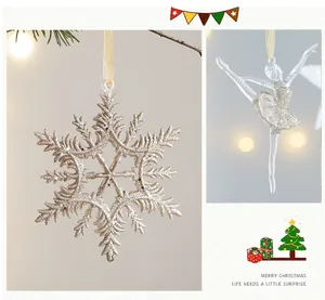 Detailansicht von champagnerfarbenen Glitzerschneeflocken- und Ballerina-Weihnachtsschmuck