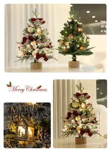 Détail d'un sapin de Noël enneigé avec nœuds rouges et décoration en bois lumineuse