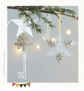 Detailansicht der goldenen Schneeflocken- und Schlüssel-Weihnachtsbaumanhänger