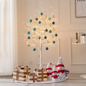 Verlichte witte berken kerstboom met blauwe en gouden ornamenten en sneeuwpopdecoratie