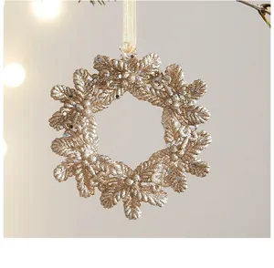 Nahaufnahme eines funkelnden champagner-goldenen Schneeflocken-Kranz-Weihnachtsschmucks.