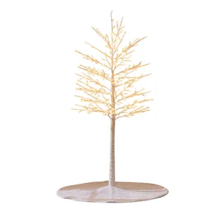 Elegante witte berken kerstboom met warme LED-verlichting op een besneeuwde basis