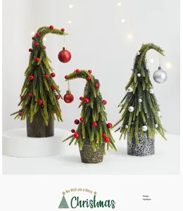 Vue détaillée d'arbres de Noël artificiels en PE avec des ornements de boules rouges et argent.