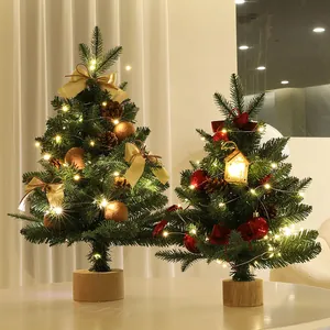 Petit sapin de Noël de table avec LED chaudes, ornements festifs et base en bois