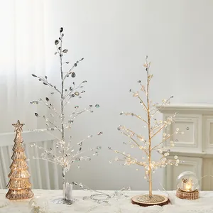 Elegante LED-verlichte diamanten kerstbomen voor feestelijke tafeldecoratie.