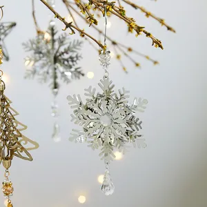 3D silberne Metall Schneeflocke Weihnachtsdeko mit Kristallperlen an einem festlichen Zweig
