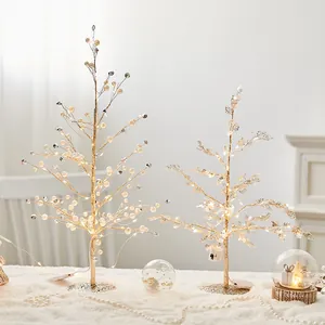 Elegante LED kerstboom tafeldecoratie met parels en zilveren bladeren voor sfeer