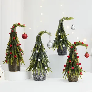 Sapins de Noël PE artificiels avec cols tordus et boules festives pour déco de table.