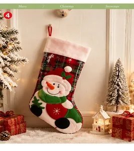 Detailansicht eines Schneemann-Weihnachtsstiefels an einer festlichen Wand hängend.