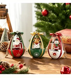 Set di tre decorazioni natalizie in metallo con Babbo Natale, renna e pupazzo di neve fatti