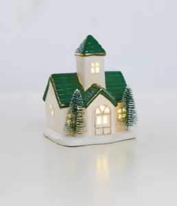 Maison de Noël en céramique lumineuse avec lumières LED chaudes et mini-sapins décoratifs
