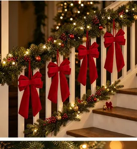Detail von roten 3D-Samtschleifen an einer Treppe mit beleuchteter Weihnachtsgirlande
