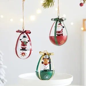 Dettaglio di ornamenti natalizi in ferro con motivi di Babbo Natale, pupazzo di neve e renna