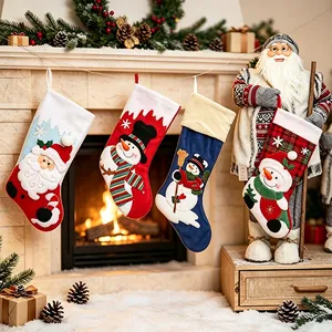 Set aus Cartoon-Weihnachtssocken am Kamin als festliche Geschenktüten und Dekorationen