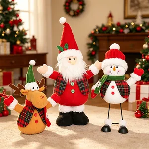 Trois poupées de Noël en peluche avec Père Noël, bonhomme de neige et renne à carreaux
