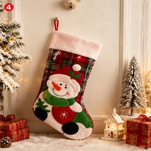 Karierter Weihnachtsstrumpf mit 3D-Plüschschneemann und feinem Schneeflockenmuster