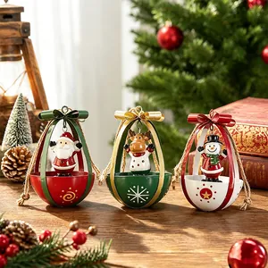 Ornamenti natalizi in metallo con figure di Babbo Natale, renna e pupazzo di neve.
