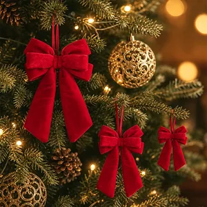 Rote Samt-Weihnachtsschleifen an einem geschmückten Baum mit warmen Lichtern.