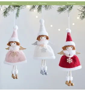 Addobbi natalizi angeli di peluche fatti a mano in rosa bianco e rosso appesi al pino