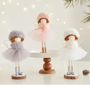 Tre adorabili bambole angelo di Natale nei colori rosa, grigio e bianco con gonne in tulle