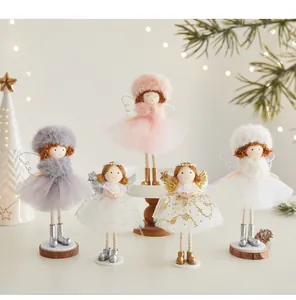 Vista dettagliata di cinque graziose bambole angelo di Natale con cappelli di peluche