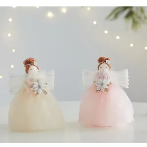 Detailaufnahme eleganter Weihnachtsengel-Puppen in Beige und Rosa für festliche Dekorationen.