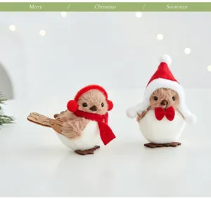 Vue détaillée de mignons oiseaux de Noël en peluche avec bonnet rouge et écharpe festive