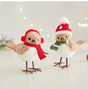 Coppia di deliziosi uccellini natalizi con cappellini e sciarpe per decorazioni festive
