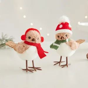 Adorabili statuine di uccelli natalizi con paraorecchi festivi e cappello di Babbo Natale