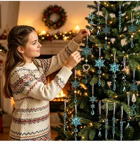 Primo piano di una ragazza che decora l'albero con fiocchi di neve in acrilico blu