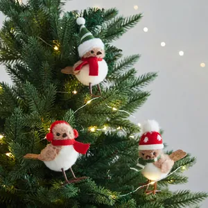 Adorabile set di tre uccellini di peluche natalizi con cappelli su albero decorato