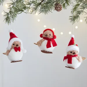 Lot de trois adorables oiseaux de Noël en peluche suspendus à une branche de sapin