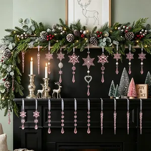Decorazioni natalizie in acrilico rosa con fiocchi di neve e ghiaccioli su ghirlanda.
