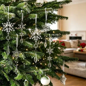 Eleganti ornamenti in acrilico a fiocco di neve e ghiacciolo su un albero di Natale