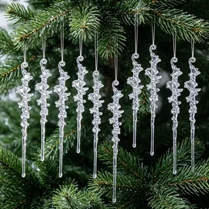 Juego de 10 adornos de carámbanos de acrílico transparente en un árbol de Navidad.