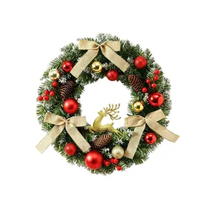 Couronne de Noël festive pour la porte d'entrée avec renne doré et boules rouges