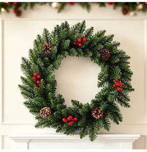 Festlicher Weihnachtskranz mit roten Beeren und Pinienzapfen auf einem Kaminsims