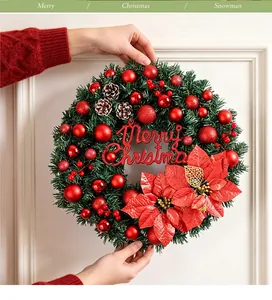 Vista dettagliata di una ghirlanda natalizia con palline rosse e fiori di stella di Natale