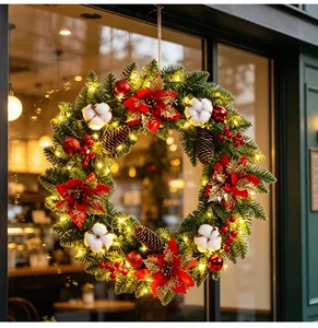 Nahaufnahme eines festlichen Weihnachtskranzes mit warmen LED-Lichtern und roten Weihnachtssternen