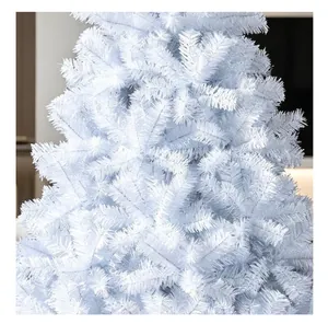 Detailansicht der dichten weißen künstlichen Tannennadeln eines üppigen Weihnachtsbaums